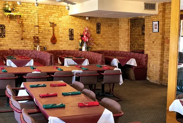 Thai food delivery in Winnipeg - the Bangkok Thai Restaurant dining room at 100 Osborne Street